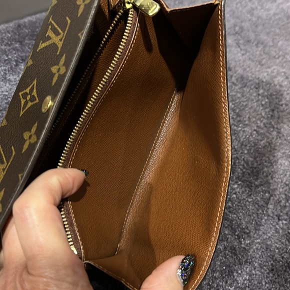 Luis Vuitton Monogram Wallet. - Picture 12 of 17